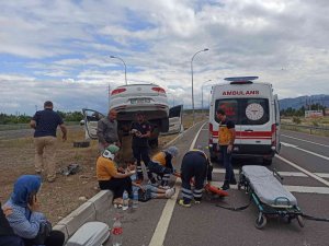 Lastiği Patlayan Otomobil Refüjdeki Aydınlatma Direğine Çarptı: 6 Yaralı