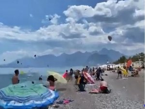 Antalya’da Şiddetli Rüzgar Sahildeki Şemsiyeleri Uçurdu