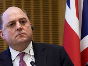 İ̇ngiltere Savunma Bakanı Wallace: "Putin, Kısa Boy Sendromlu Bir Deli"