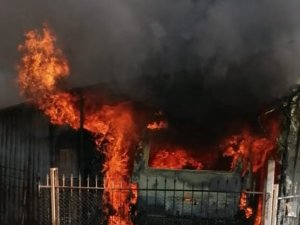 Ahır Yangınında Ticari Araç Küle Döndü, 8 Hayvan Alevlerden Zarar Gördü