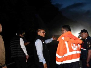 Heyelan Tehlikesinden Dolayı Yol Ulaşıma Kapalı