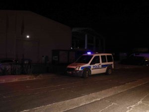 Ayrılma Aşamasındaki Karısının İş Yerinde Bir Kişiyi Rehin Aldı, Sonra Da Araya Giren Kişiyi Öldürdü