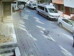 Freni Boşalan Midibüs Duvara Çarptı, Oyun Oynayan Çocuk Son Anda Kurtuldu
