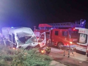 Beton Mikseri İle Midibüs Çarpıştı: 13 Yaralı