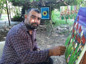 Şehrin Gürültüsünden Kaçıp Köyüne Yerleşti, Yaptığı Resimler Göz Dolduruyor
