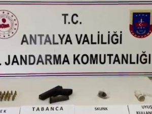 Şüphelinin Terk Ettiği Araçta Uyuşturucu Ve Tabanca Bulundu