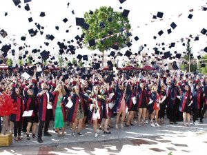 Omü’de Geleceğin Öğretmenleri Ve Sanatçıları Mezun Oldu