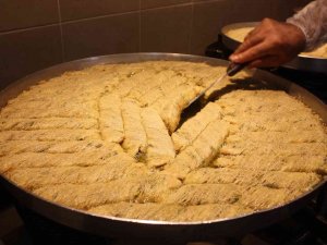 Diyarbakır’da Tatlıcılar Siparişleri Yetiştirmek İçin Üç Vardiyaya Geçti