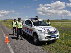 Kars’ta Yerli Mobil Hız Tespit Sistemiyle Jandarma Uygulama Yapıyor