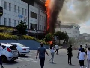 Başakşehir’de Dış Cephe Çalışması Yapılan Binada Yangın Çıktı