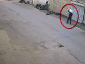 İ̇şyerinden Klima Ve Motosiklet Çalan Hırsızlar Kamerada