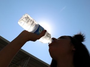 Kavurucu Sıcaklarda Susuzluk Hissi Olmasa Bile Her Gün En Az 2-2,5 Litre Sıvı Tüketilmeli