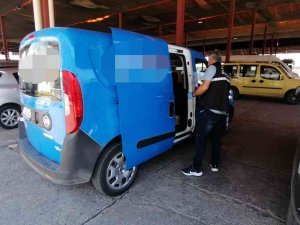 Çalışır Vaziyetteki Kargo Aracını Çaldı, Birkaç Sokak İleride Pazar Yerine Bırakıp Gitti