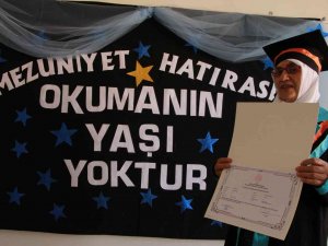 Televizyondaki Altyazıları Okuyamıyordu: 66 Yaşında Cübbe Giyip Kep Attı