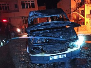 Besni’de Park Halindeki Minibüs Yandı