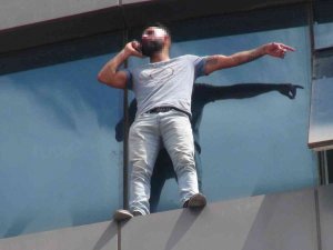 "5 Dakikanız Var, Vali Gelsin Yoksa Kendimi Aşağıya Atarım" Diyerek İntihara Kalkıştı