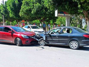 İ̇ki Araç Kafa Kafaya Çarpıştı, Polisi Gören Sürücü Olay Yerinden Kaçtı: 1 Yaralı