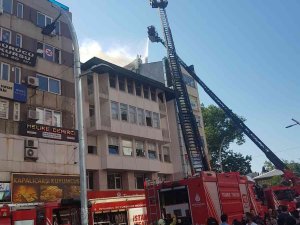 Bakırköy’de İş Hanının Çatısında Korkutan Yangın