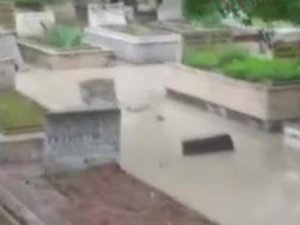 Ankara’da Sel Karşıyaka Mezarlığını Da Vurdu
