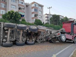 Tır Devrildi, Yol Kapandı