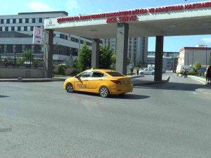 Sancaktepe’de İ̇ett Otobüsü, Karşıdan Karşıya Geçen Kadın Ve Küçük Kıza Çarptı. O Anlar Güvenlik Kamerasına Yansıdı