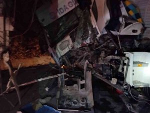 Tırın İçinde Sıkışan Sürücü İtfaiye Ekiplerince Kurtarıldı