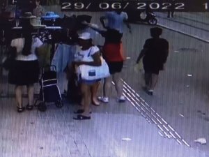 Birisi Perdeledi, Diğeri Askıda Duran Şortları Pazar Arabasına Doldurdu