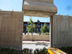 Van Büyükşehir Belediyesinin Etrafındaki Güvenlik Bariyerleri Kaldırılıyor