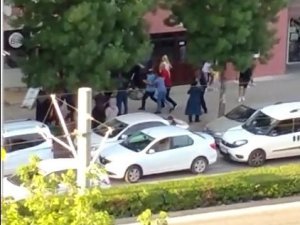 Sokak Ortasındaki Kavga Cep Telefonu Kameralarına Yansıdı