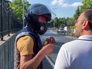 Yolda Kaldım Diyerek Dilendi, Kendisini Görüntüleyen Gazetecileri Tehdit Etti