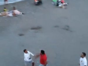 Sahilde Çöpe Taş Atma Kavgasında Yumruklar Konuştu