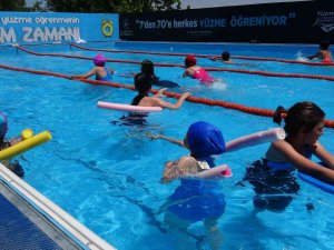 Van Gölü Kıyısında Kurulan Havuzda Yüzme Eğitimi