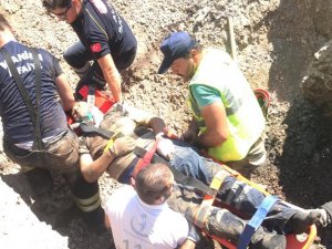 Toprak Altında Kalan İşçiyi Elleriyle Kazarak Kurtardılar