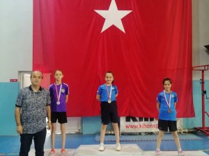 Bursa Büyükşehir Belediyesporlu Raketler Madalya Ve Kupaları Topladı
