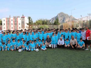 Kozan Belediyesi Yaz Futbol Okulu Açtı