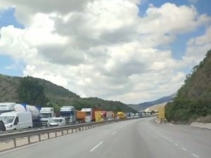Bilecik-bozüyük Karayolunda Arızalanan Tır Trafiği Kilitledi