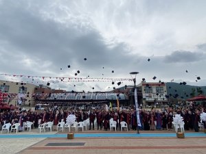 OMÜ İ̇lahiyat Fakültesi’nde Mezuniyet Heyecanı