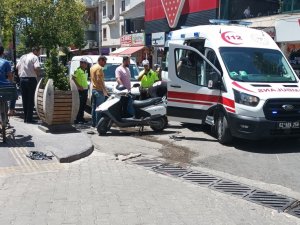 Otomobil İle Motosiklet Çarpıştı: 2 Yaralı