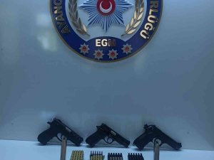 Balkondan Havaya Ateş Açan Kişi Tabanca Ve Mermilerle Yakalandı