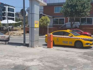 Ümraniye’de Taksi Durağını Birbirine Kattı: Çay Döktü, Kafa Attı