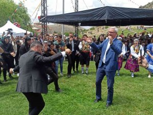 Büyükelçi Peteris Vaivars’ın Başarılı ’Erik Dalı’ Oyunu Performansı