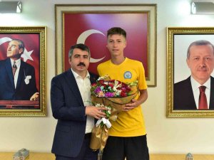 Başkan Yılmaz Milli Sporcuyu Ağırladı