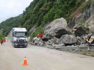 Artvin’in Kemalpaşa İlçesindeki Heyelanın Ardından Karadeniz Sahil Yolu Kontrollü Olarak Ulaşıma Açıldı