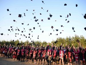 Bursa’da Veterinerlerden Coşkulu Mezuniyet