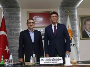 Enerji Ve Tabii Kaynaklar Bakanı Dönmez Ak Parti Eskişehir İ̇l Başkanlığı’nı Ziyaret Etti