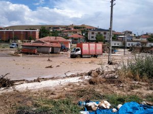 Konya’nın Yunak İlçesinde Şiddetli Yağış Sele Neden Oldu