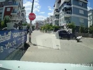 Otomobil İle Çarpışan Motosiklet Sürücüsü Genç Kız Metrelerce Sürüklenip Düştü