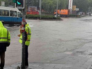 Başkentte Sağanak Yolları Ve Evleri Sular Altında Bıraktı