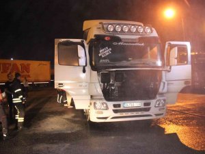 Seyir Halindeki Tırın Motorunda Yangın Çıktı