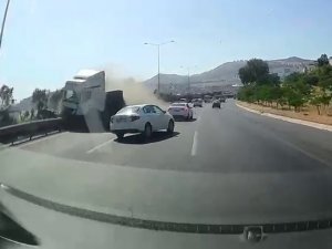 Tırın Altında Kalmaktan Son Anda Kurtuldular
